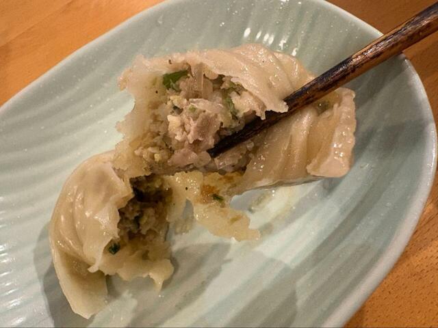 【ロピア 韓国王マンドゥ 肉の王様】 具をほぐすと、刻まれた野菜と豚肉、そして春雨までしっかり確認できる♪手作り感のある具材感がうれしい◎