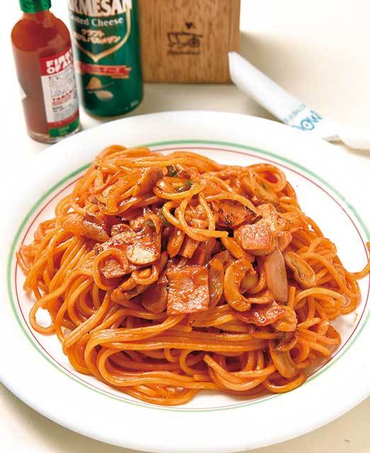 POWA（新橋） ナポリタン 690円 マッシュルームが多めに入ったシンプルなナポリタン。フォークを進める手を止められないほどのおいしさ。