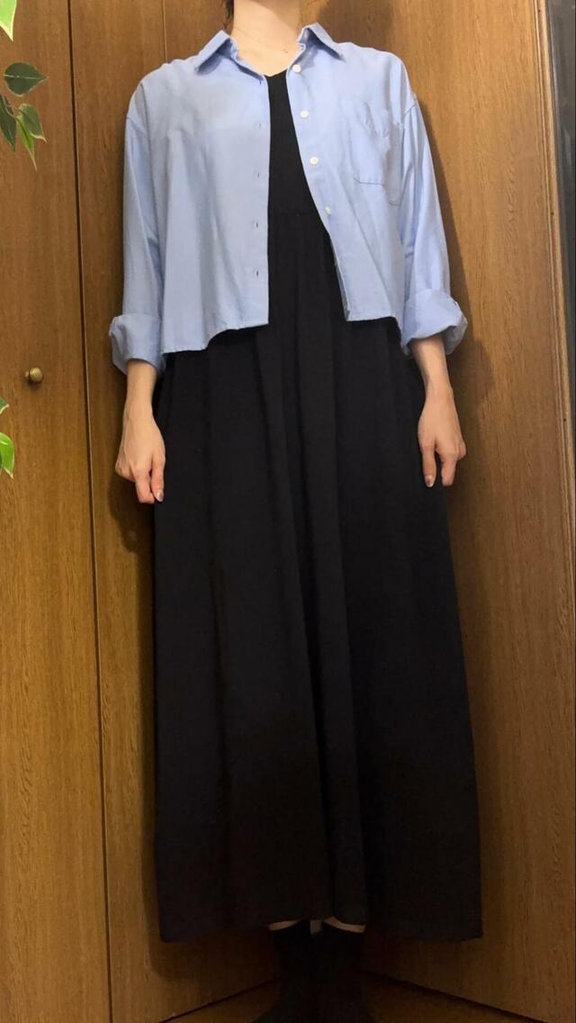 【coca(コカ) Vネックニットドレス】シャツを羽織ってみました。カジュアルダウンさせつつきちんと感は残せるので、ビジネスシーンにもOK!