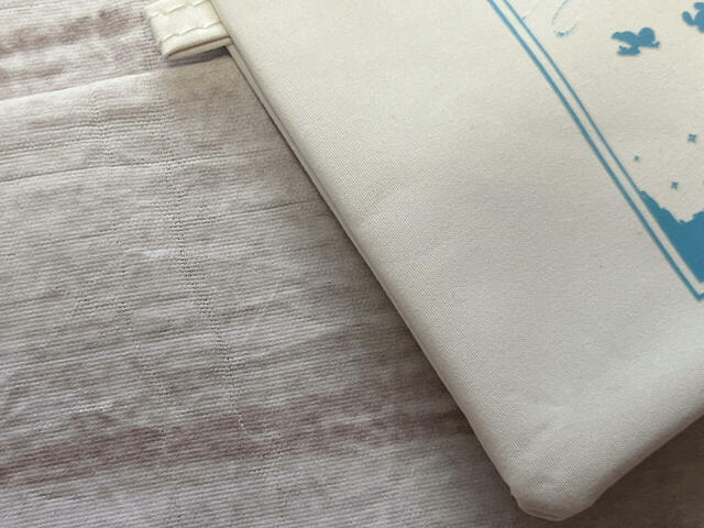 中サイズのポーチのカラーはアイボリー