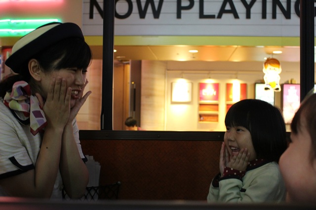 バスガイドに大切なのは？　“笑顔！”