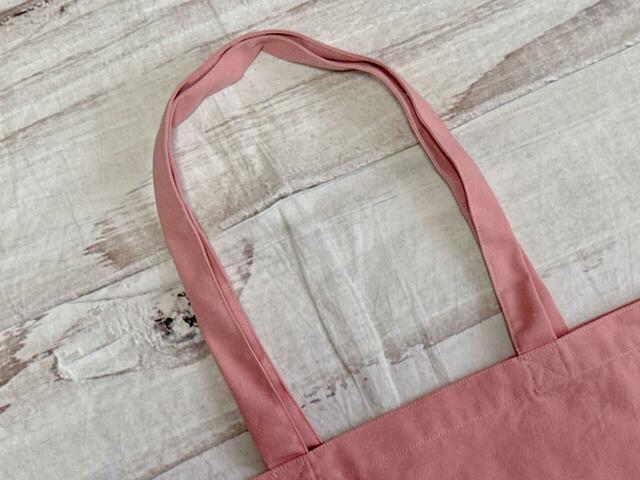 ハンドルは長めで、ラクラク肩がけができるのがうれしい♪