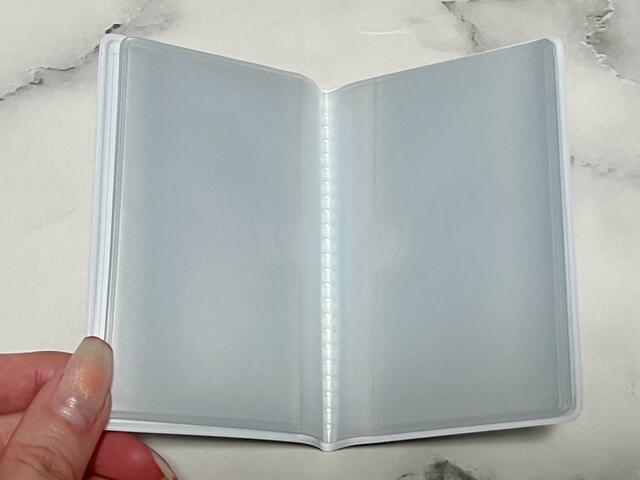 ポケット数は12ポケット。薄型なのでバッグに忍ばせておくのにぴったり