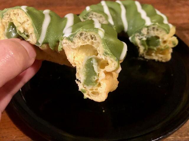 【ファミリーマート 濃い宇治抹茶のフレンチクルーラー】生地の程よいしっとり感と甘い抹茶クリームが美味しい