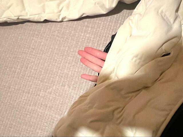 【ワークマン エアロストレッチアルティメットフーデッドパーカー】スルーポケットで中に着用しているウェアにも手が届く