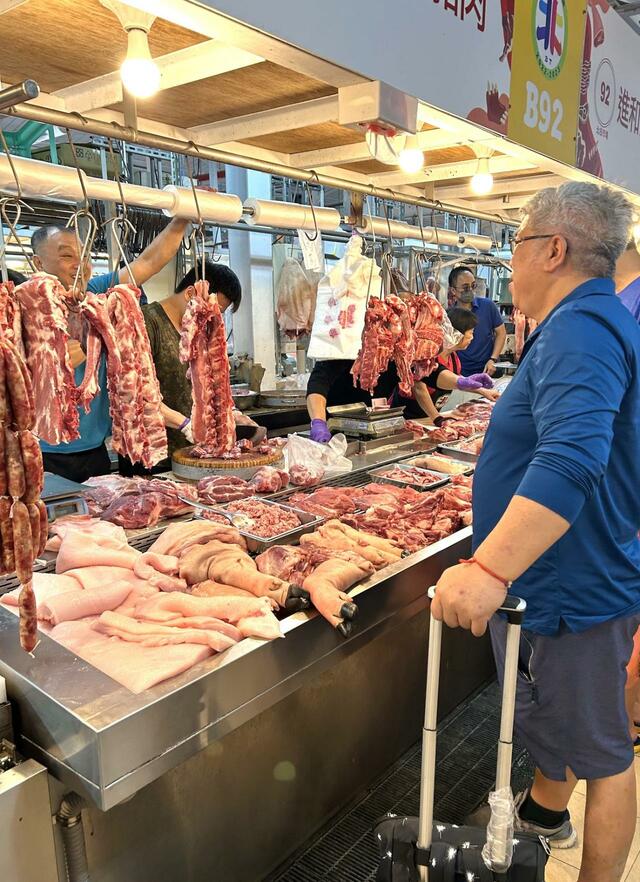 市場の花形はやっぱり精肉店。台湾では豚肉店が圧倒的に多い。スーパーで販売されている豚肉とは新鮮さが違う
