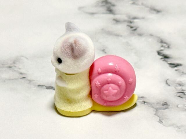 まずは赤ちゃんをカタツムリの土台に乗せます。足の大きさに合わせて凹みがあるので、しっかり収まりました◎