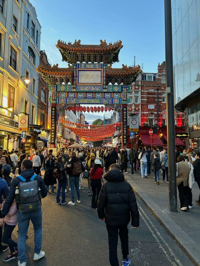 大勢のロンドンっ子や観光客が集まる土曜日のチャイナタウン。コロナ前の賑わいが戻っている