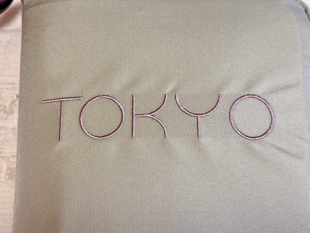 「TOKYO」のロゴ刺しゅう入りで、東京駅エリア限定らしい特別感がしっかり感じられるのも推しポイント!【紀ノ国屋 東京折り畳み保冷バッグ】