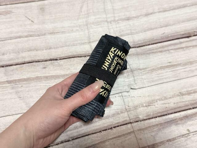 ゴムバンド付きでコンパクトにまとめて持ち運べる！