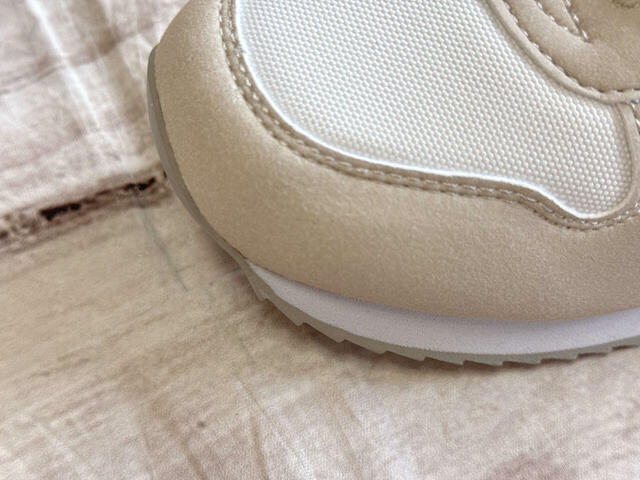 トゥはスウェード調の素材で高級感アップ！