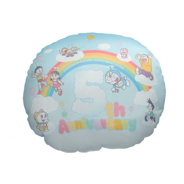「ドラえもん未来デパート5周年　クッション（前面デザイン）」＜価格：3,300円(税込)＞【「ドラえもん未来デパート」の5周年を祝う新作グッズ登場！ノベルティプレゼントキャンペーンも開催！】