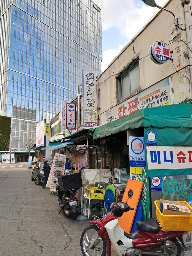 「SSADAアンチャンサル1994」の前の通り。背後には乙支ツインタワーが