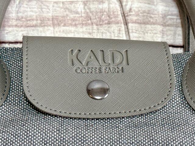 【カルディ ネコの日バッグ/オリジナル バッグ】フラップには「KALDI COFFEE FARM」の刻印入り