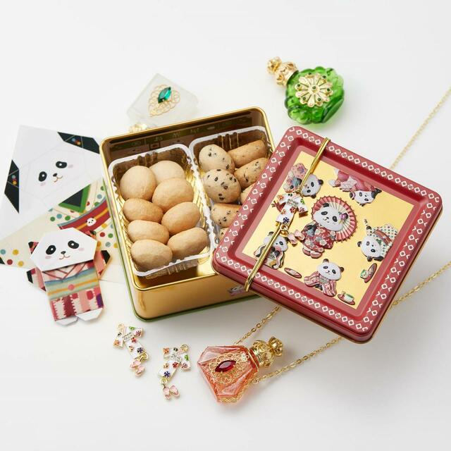 「おめかしパンダ缶」＜税込2,160円＞＜税込 1,430円＞【青山デカーボからお菓子缶「コジコジ缶」や「おめかしパンダ缶」などが新登場】