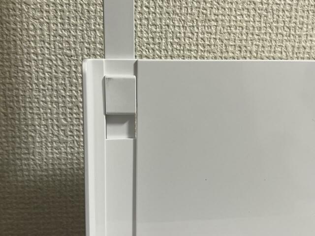 【山崎実業　tower　オールインワンホルダー】そのままグッと上にひっぱると、本体にフックの棒を取り付けられます