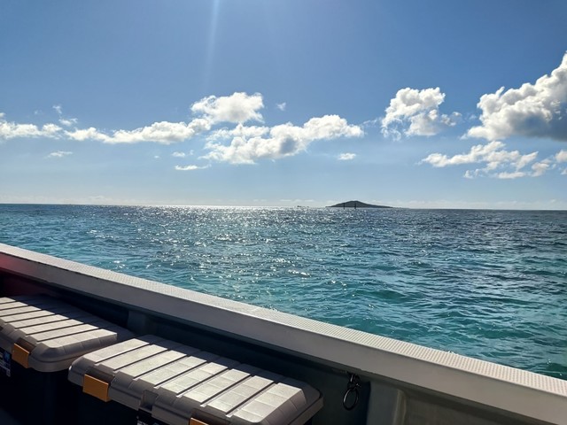 八重干瀬のシュノーケリングに向かう船からの風景
