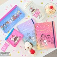 【SNOOPY IS THE CHERRY ON TOP！】「Rollbahn ポケット付メモ L」全2柄 各1,210円、「プチフワマスコット キーリング チェリー」2,090円