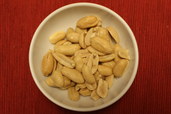 小皿で盛り付ければ、それだけでおつまみに！『バターピーナッツ』８８円。