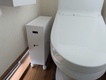 【山崎実業　蓋つき収納ボックスワゴンL】幅15.5cmなのでトイレ横などちょっとしたスペースに置いても邪魔になりません♪