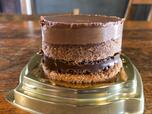 【ファミリーマート　5層仕立ての濃厚ショコラケーキ】綺麗に5層に分かれていて見た目の豪華さがすごいですね