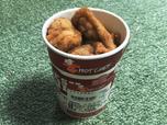 【フライドチキン】チキンがカップいっぱいに詰まっています。