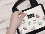 【カルディ いちごバッグ／オリジナル 保冷バッグ】アイボリーにブラックのパイピングが効いたシンプルなデザイン♪
