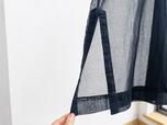 【無印良品 強撚シアー 長袖シャツワンピース】裾はスリット入りで動きやすいつくりです