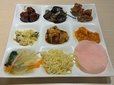 【甜點菜楼ルミネエスト新宿】素焼きそばには、左隣の五目あんかけをかけて食しました
