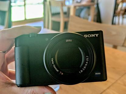 スマホカメラを卒業。写真メインの私が、あえてソニーの初代「VLOGCAM