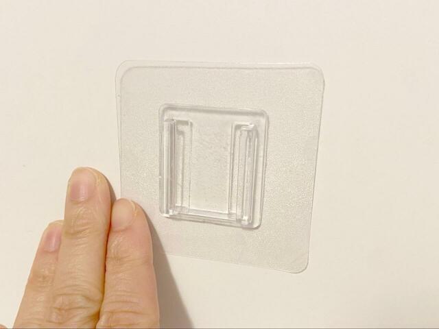 【3COINS スピーカー付き防滴スマホケース】壁掛けにも対応！付属のスタンド取付用フックを壁に貼り付けて使います