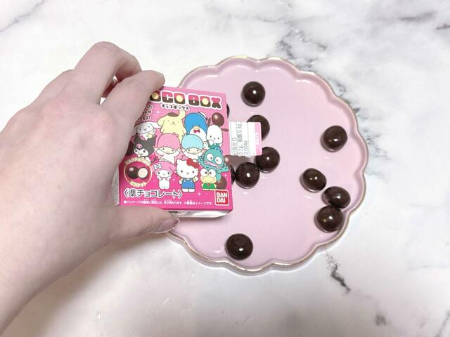 お菓子はチョコがけビスケット。サクサク食感で味もおいしく、おまけ付き食玩としての満足度はかなり高めでした♪