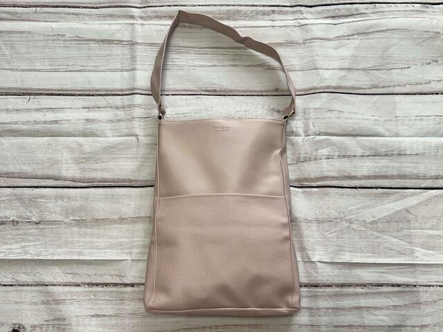 外で仕事をする時に持っていくものを入れてみました！『Her lip to 5th Anniversary Book One Handle Bag ver.Her lip to』小嶋陽菜完全監修「ハーリップトゥ」One Handle Bag（ワンハンドルバッグ）価格：3,289円（税込）