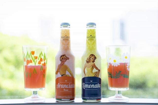 「アデリアレトロ」のグラスとマカリオソーダ