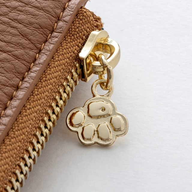 【『SNOOPY YEAR OF THE SNAKE COMPACT WALLET BOOK BROWN』(宝島社)】スヌーピーの肉球形のファスナートップ