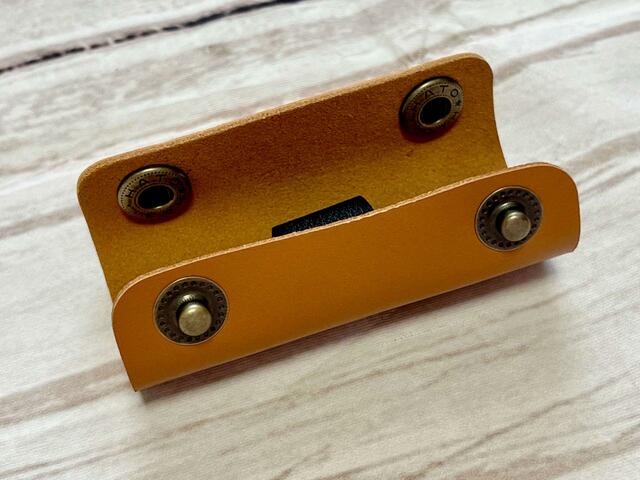 【紀ノ国屋】使い方は、まずスナップボタンを開けて…