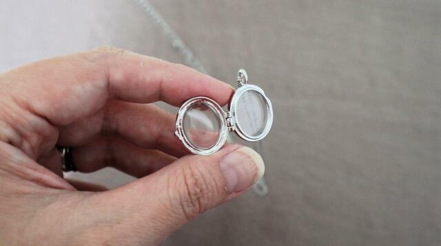 【フェリシモ 猫部  猫毛を入れられるロケットペンダント】表の樹脂は曲線的で厚め 