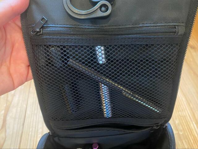 【無印良品　ポリエステル吊して使える洗面用具ケース】バンド付きで中身が整頓できる