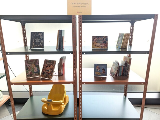 【星野リゾート 1955 東京ベイ】「Kids＆Baby Goods」スペースにはお風呂で使えるベビーチェアやディズニー絵本の貸出品も