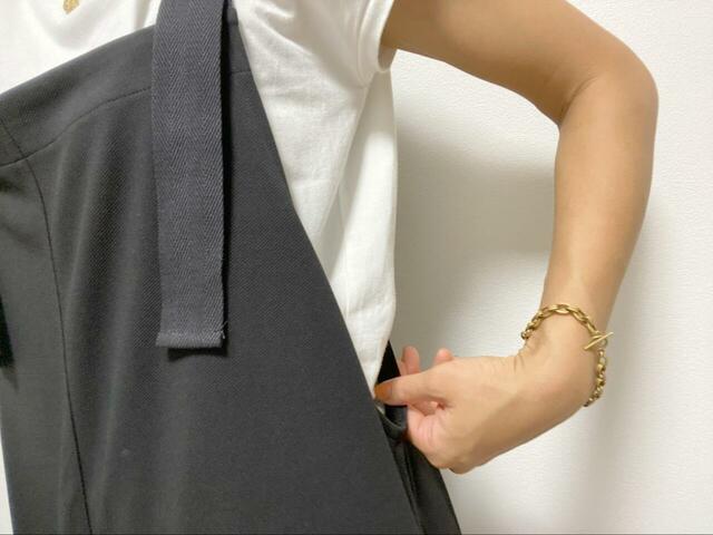 【aquagarage カットツイルジャンパースカート】サイドに余白があるので、もたつきを気にせずスマートに着こなせます