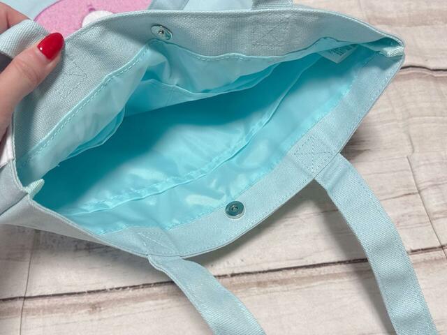 口にはマグネットボタン付き。ボディ側にはノートPCなども収納できる大きめサイズのポケットがついています