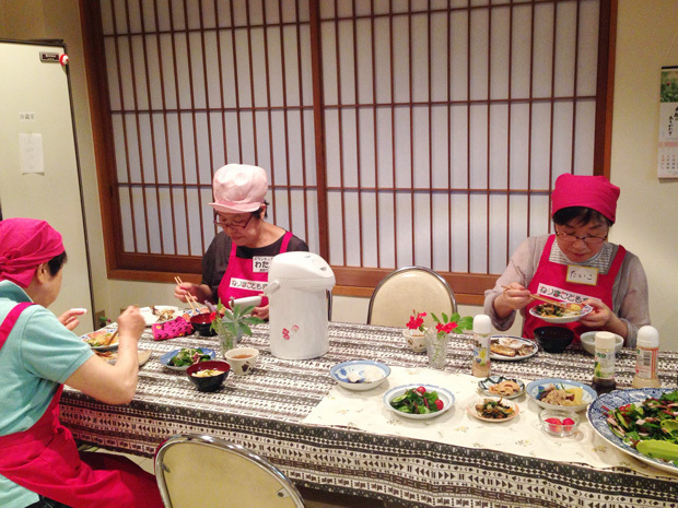 ボランティアの皆さんも一緒に。「美味しかったー？」と声をかけてくれ、しばし談笑しました。