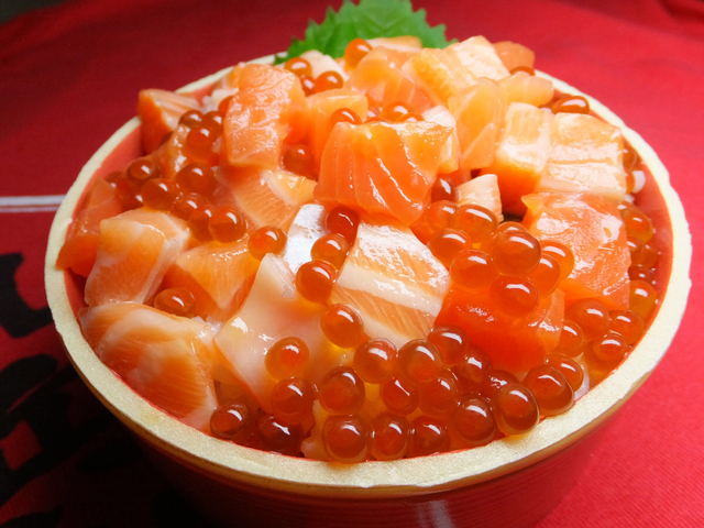 とろサーモンと いくらの親子丼 