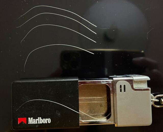 【ニトリ　ヒゲケース】マルボロの吸い殻ケースで保管されていたため曲がってしまった猫ひげ