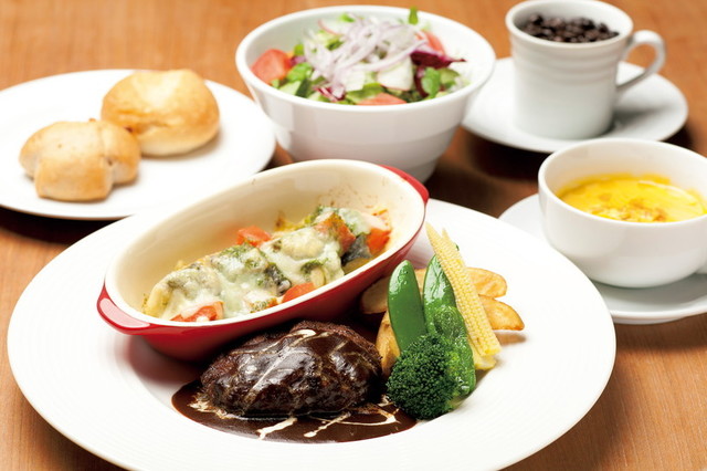 洋風dining Ku.lunch／おすすめランチ1,296円のメインは週替わり。ハンバーグは昼・夜とも単品での注文も可能。