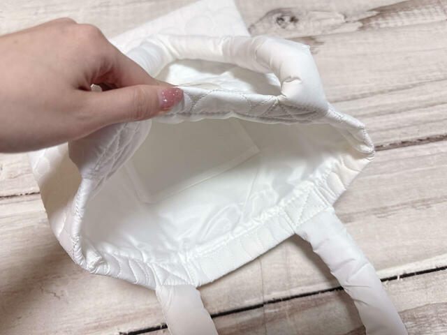 内側にポケット付き