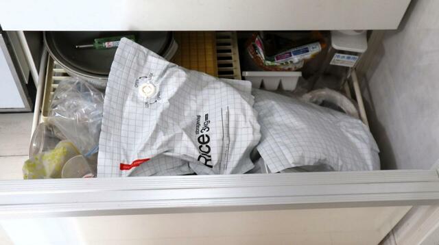 【ラック使用前】一番開ける頻度が低い「カオスな引き出し」。小分けにした米袋、冷水ピッチャー、製氷皿などが無造作に放り込まれていました…