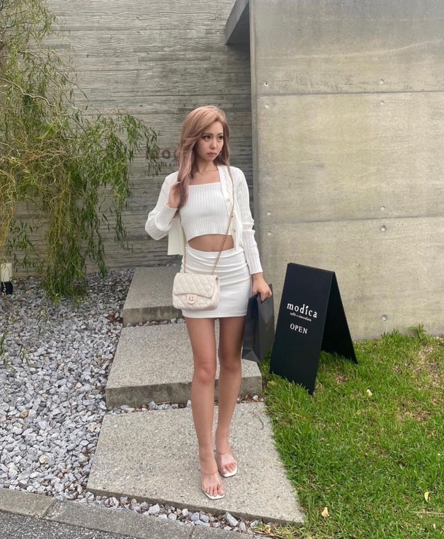 【GRL(グレイル) キルティングチェーンショルダーバッグ】全身ホワイトのコーデがおしゃれです