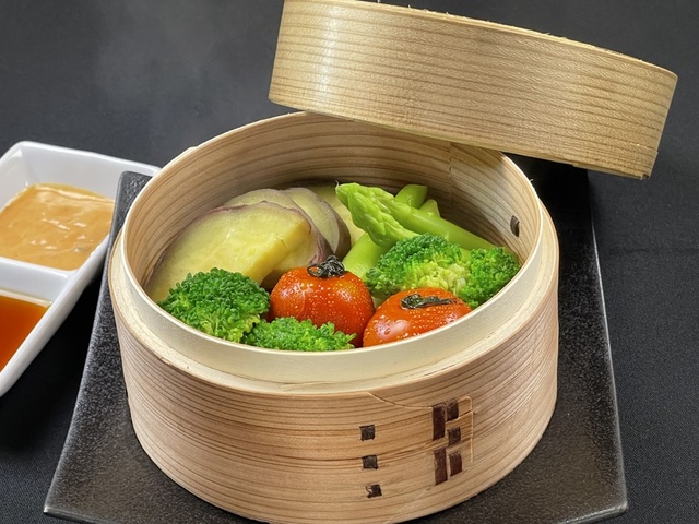 季節の野菜のせいろ蒸し　特製ソース