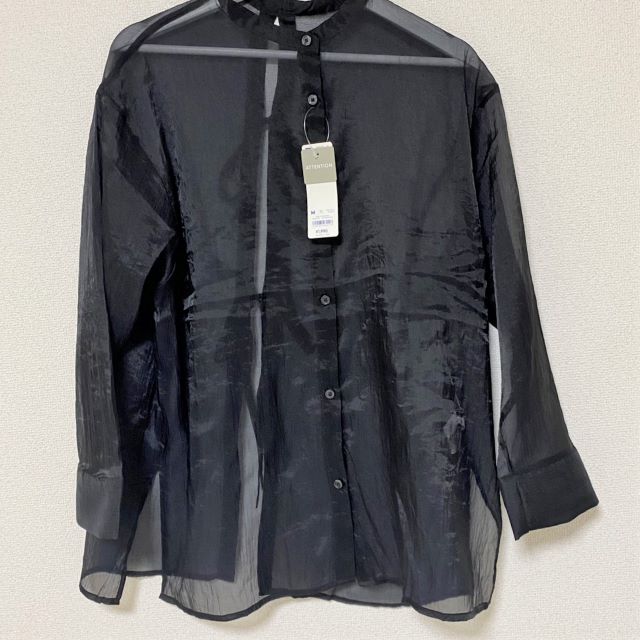 【GU （ジーユー）シアーバックリボンシャツ(長袖)+E】光沢のあるブラックは大人っぽく着こなせます